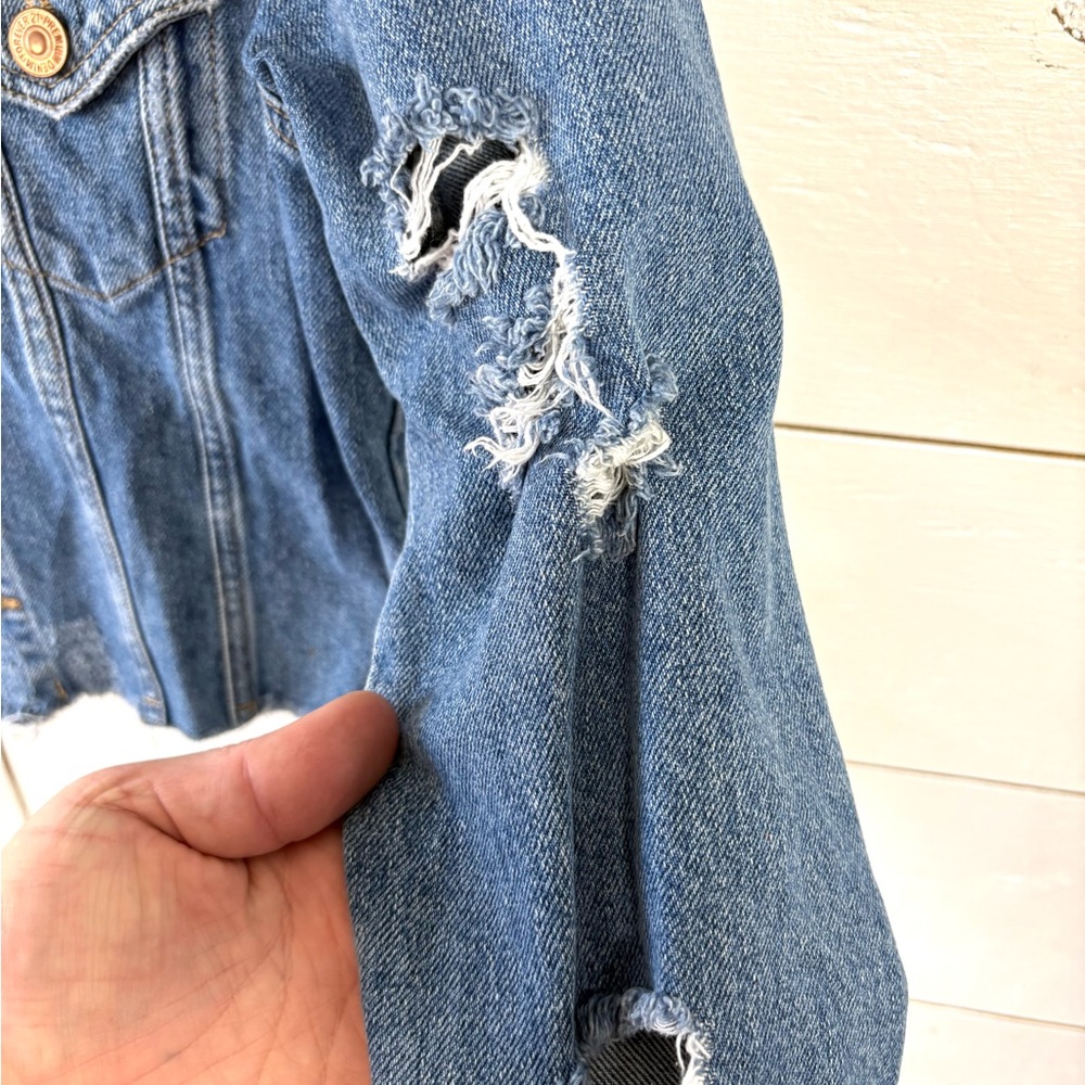 Forever 21 Distressed Cropped Denim Jacket Raw Hem Size S - Picture 5 of 10